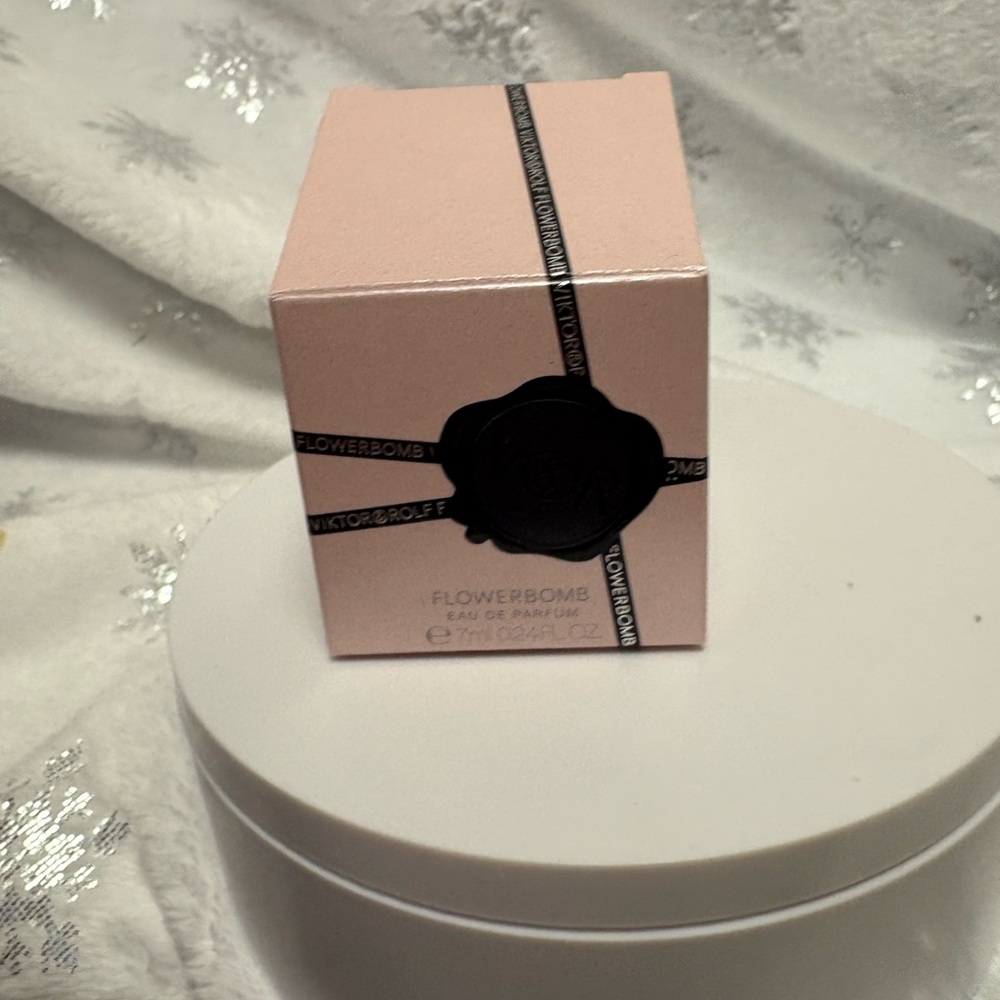 Viktor & Rolf Flowerbomb Eau de Parfum In The 7ml (0.24 fl Oz) Travel Size NIB